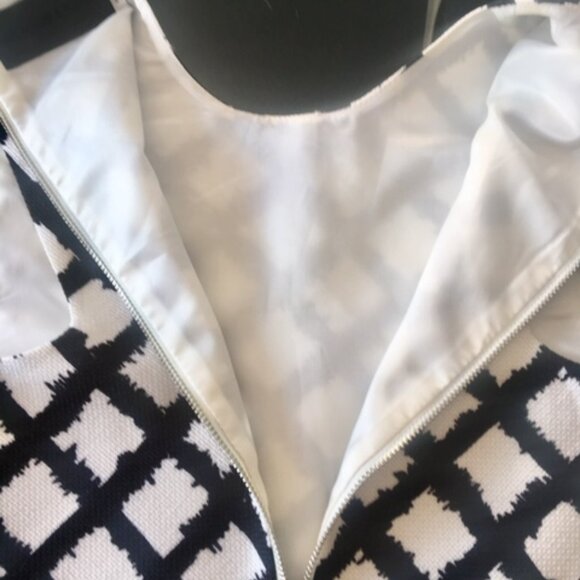 Blaque Label crop top in black and white pattern with zipper back in size xs - Picture 9 of 9